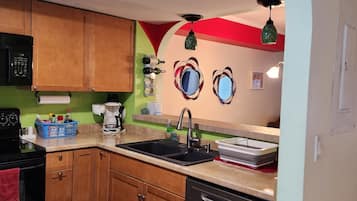 Kylskåp, mikrovågsugn, ugn och spishäll