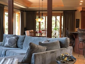 Smart-TV, peis, DVD-spiller og bordtennis