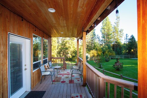 Family Retreat with Mountain Views ★ Entertainment Room ★ Hot tub