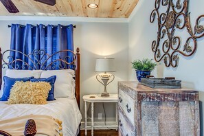 2 bedrooms, iron/ironing board, free WiFi, bed sheets