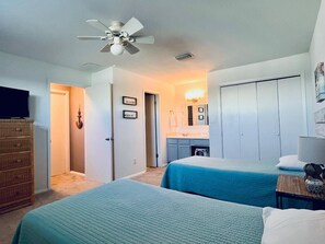 3 habitaciones, tabla de planchar con plancha y cuna de viaje