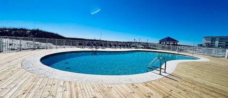 Utomhuspool och uppvärmd pool