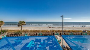 على الشاطئ