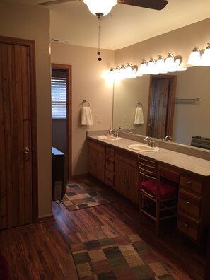 Tina con regadera, secadora de cabello, toallas 