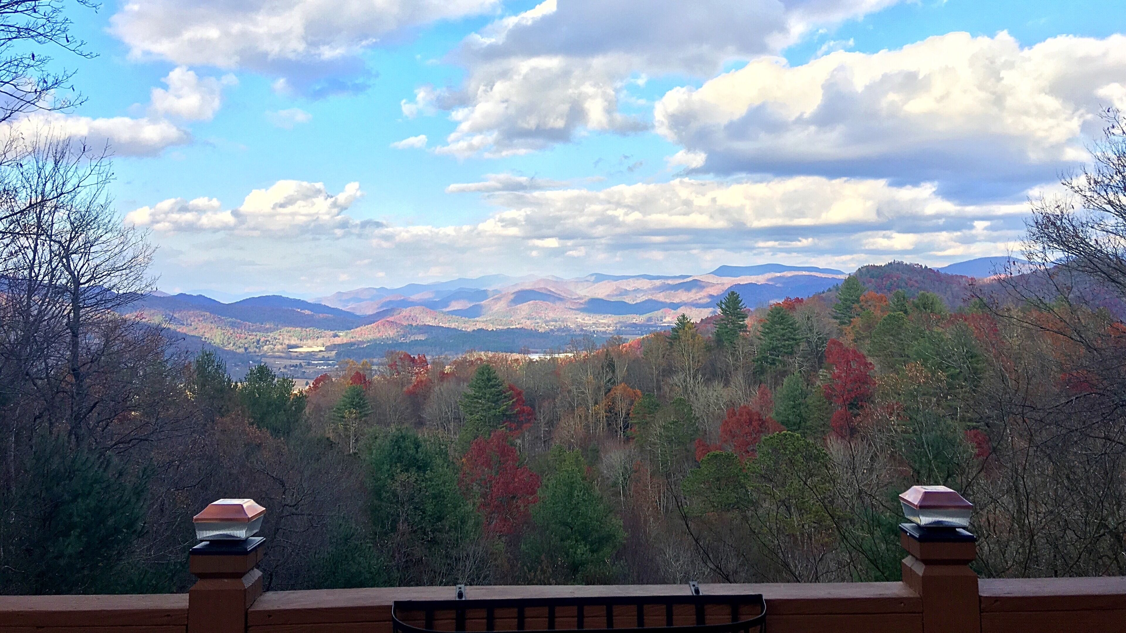 "Take A Paws" with rolling long-range view, convenient to town, and pet friendly