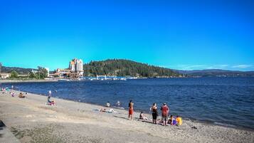 Plage à proximité, chaises longues, serviettes de plage