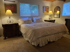 3 slaapkamers, een bureau, een strijkplank/strijkijzer, reisbedje