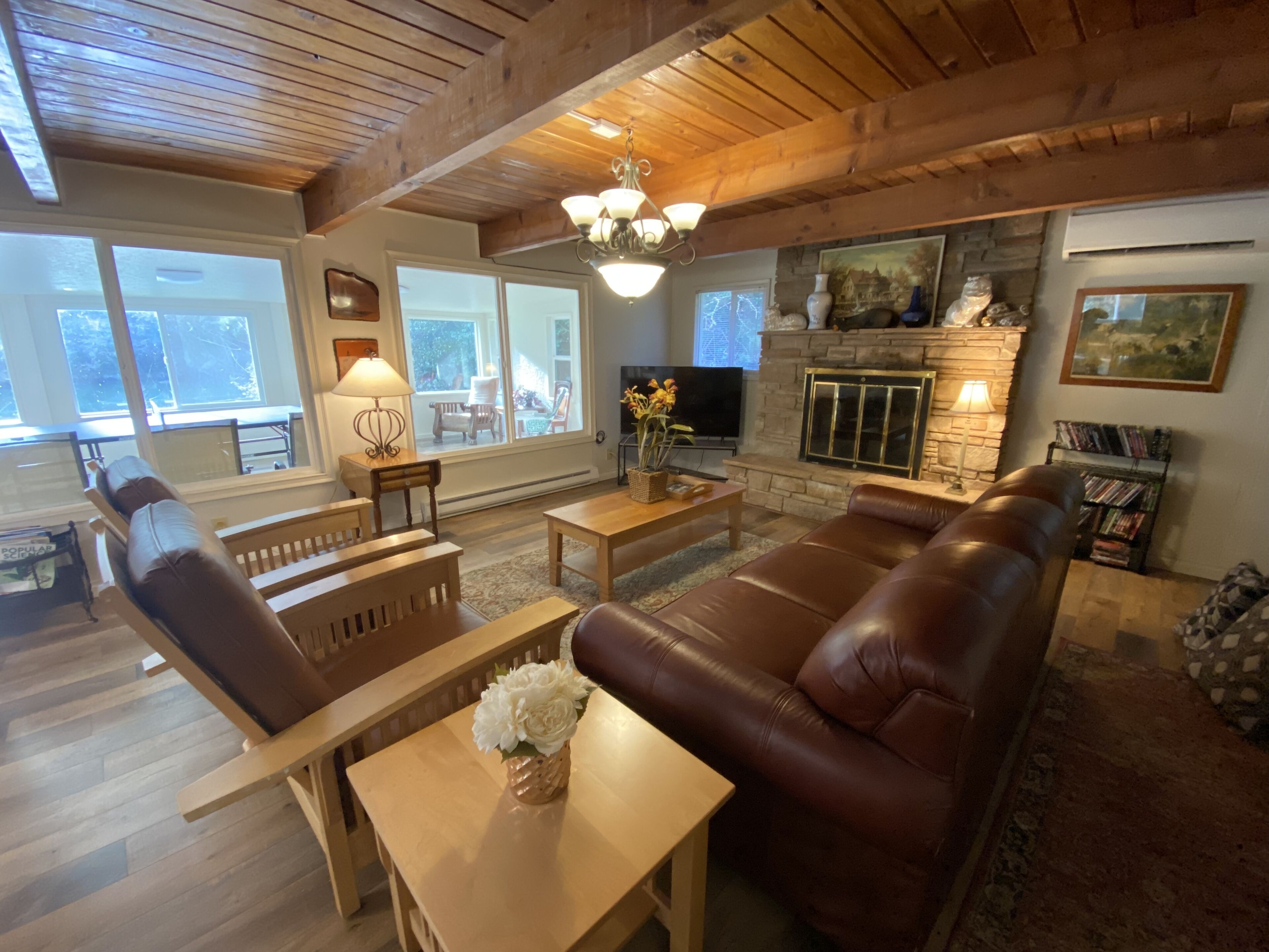 Smart-TV, DVD-spiller, bordtennis og bøker