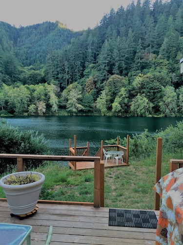 Suuri vintage 2500sq ft. Maa hytti hämmästyttävä joen edessä ympäristössä!