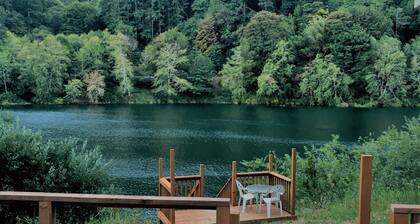 Suuri vintage 2500sq ft. Maa hytti hämmästyttävä joen edessä ympäristössä!