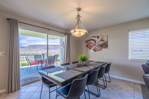 AMAZING VIEWS & COMFORT 
YEAR ROUND FAMILY FUN !
 BIKES. ZIONS, GOLF & TUACHAN 
