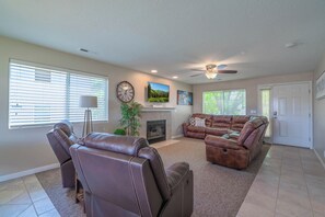 Älytelevisio, takka, pöytäjalkapallopöytä, pöytätennispöytä