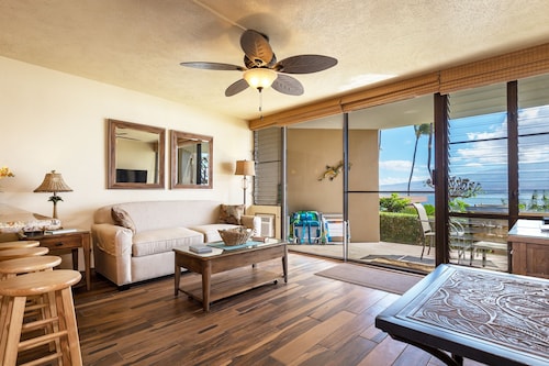 Direct Beachfront with Spectacular Oceanviews!