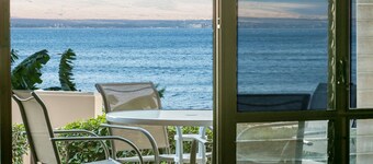 Direct Beachfront with Spectacular Oceanviews!