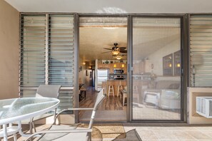 Interior - Direct Beachfront with Spectacular Oceanviews! (Wailuke)