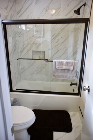 Douche, séchoir à cheveux, serviettes fournies, savon