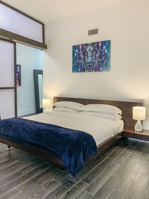 2 habitaciones, escritorio y tabla de planchar con plancha 