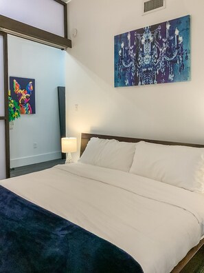 2 chambres, bureau, fer et planche à repasser, lit de bébé portatif