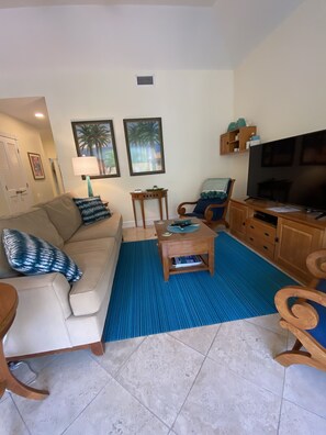 Smart TV, DVD player, books, stereo - VILLA RENAISSANCE 603, 1BR in Grace Bay. Steps to the sand. WOW (Grace Bay)