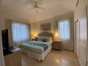 1 Schlafzimmer, Zimmersafe, Schreibtisch, Bügeleisen/Bügelbrett
