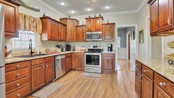 Køleskab, mikrobølgeovn, ovn, kogeplade