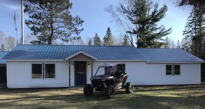 3 BR 2 BA Sleeps 11-Beautiful & 1/2 mile from trails, close to all sights, Wi-Fi