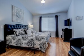 7 bedrooms, desk, iron/ironing board, travel cot