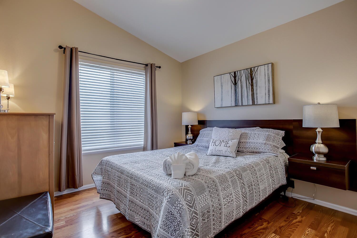 6 bedrooms, desk, iron/ironing board, travel crib