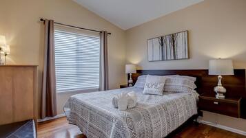 6 bedrooms, desk, iron/ironing board, travel crib