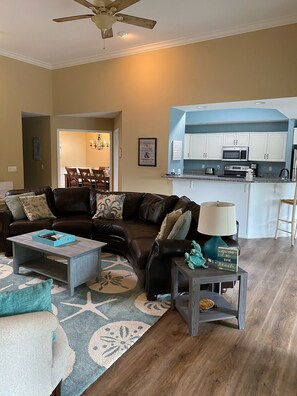 Smart TV, fireplace, video games, DVD player - Summer Specials! Beautiful Lagoon View, Bikes, Community Pool, Tennis Pickleball (Hilton Head Island)