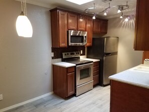 Microwave, dishwasher, coffee/tea maker, cookware/dishes/utensils - Great Townhome Close to Golf, Spring Training, Casino, Luke AFB (Glendale)