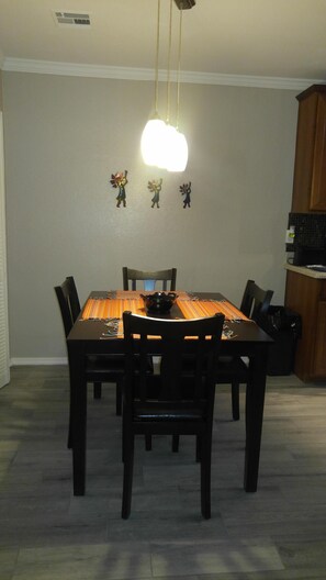 Dining - Great Townhome Close to Golf, Spring Training, Casino, Luke AFB (Glendale)