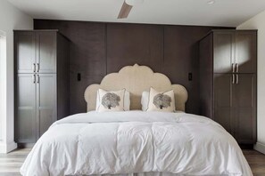 1 habitación, tabla de planchar con plancha y cuna de viaje 