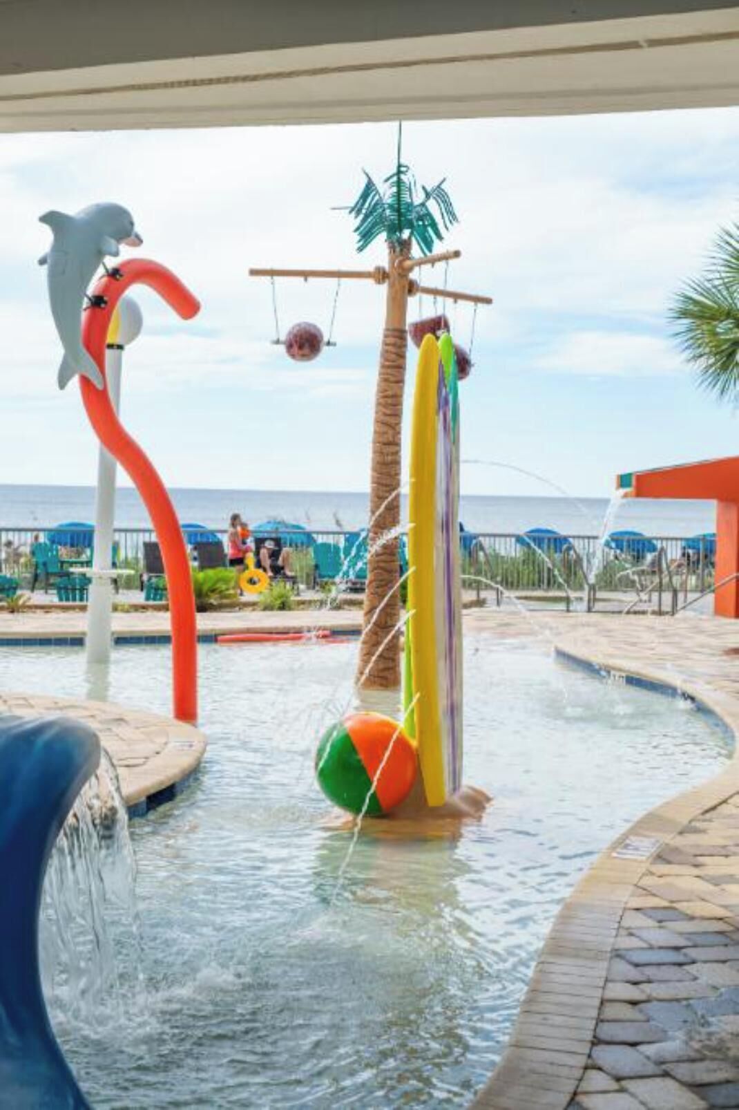 Alberca techada y alberca al aire libre