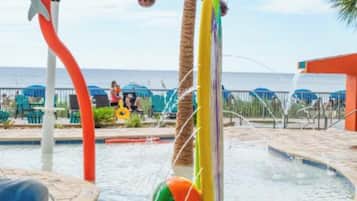 Alberca techada y alberca al aire libre