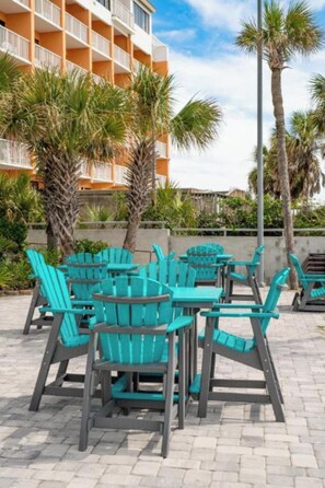 Outdoor dining - Newly Renovated Modern Luxury Condo, Central MB,Stunning Direct Ocean front (Myrtle Beach)