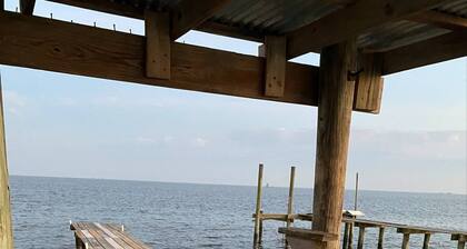 Quiet Family guardado Frente Bayhouse Con gran muelle de pesca