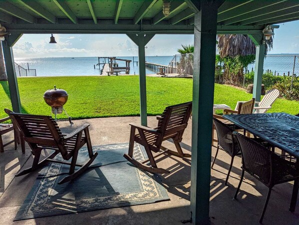 Outdoor dining - Quiet Family Kept Waterfront Bayhouse With Great Fishing Pier (San Leon)