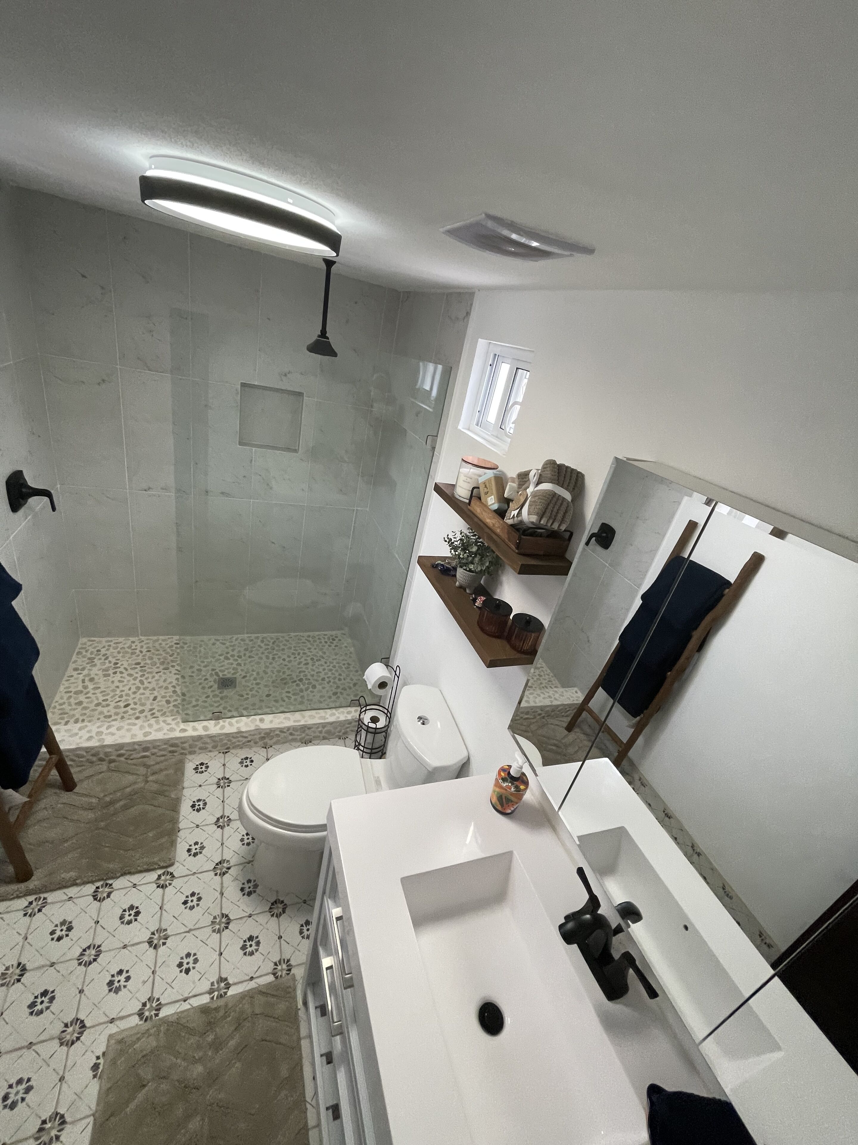 Douche, sèche-cheveux, serviettes fournies, savon