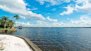 Sun-loungers, beach towels - Open Water Home with lots of dolphin and manatee sightings. Boat docking. (Ellenton)