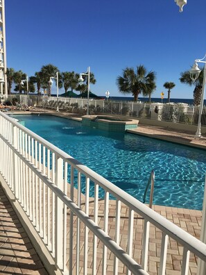 Una piscina cubierta, una piscina al aire libre