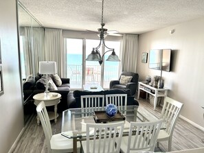 Una televisión, un reproductor de DVD