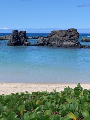 Beach nearby, sun-loungers, beach towels