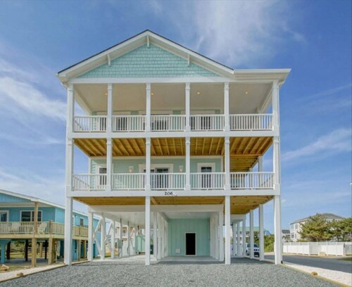 5 BR 4.5 Bath 2nd Row Direct Beach Access with Pool and Elevator 