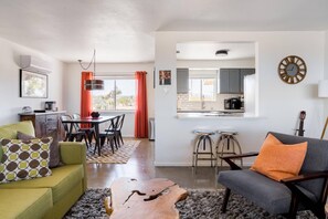 Smart TV, chimenea, reproductor de DVD y estéreo