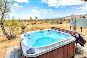 A hot tub in a desert setting with a clear view of the surrounding landscape. - Joshua Tree Getaway Private Desert Views (Yucca Valley)