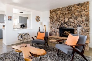 Smart TV, chimenea, reproductor de DVD y estéreo