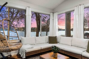 Télévision, cheminée, espaces bureaux