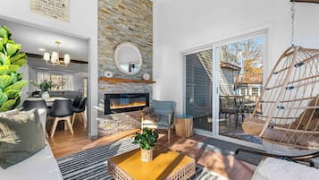 تلفزيون، مدفأة، مكتب