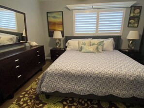 1 soverom, strykejern/-brett, wi-fi (mot et tillegg) og sengetøy